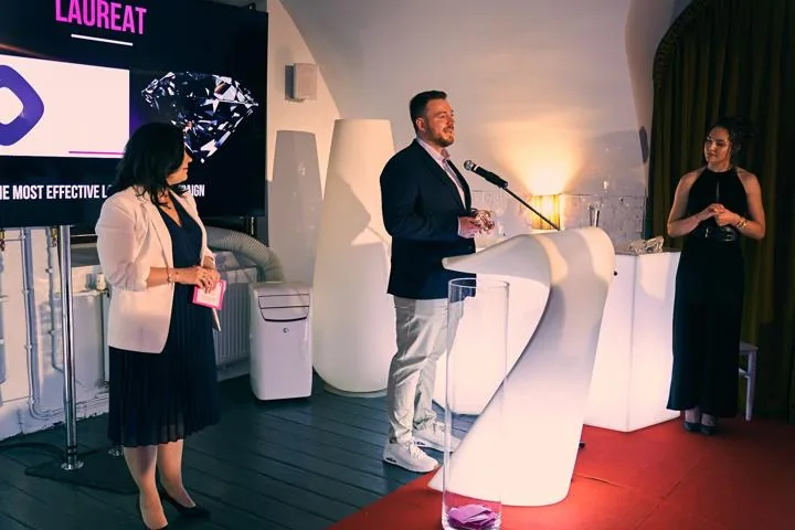 Wojciech Haremza na scenie gali Performance Marketing Diamonds EU 2023