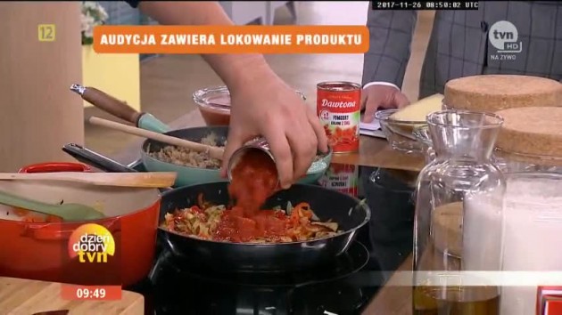  grafika przedstawiająca smażenie mięsa na patelni z sosem pomidorowym