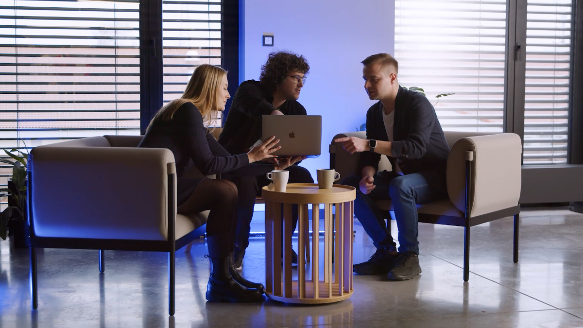 Automatyzacja podsumowań spotkań – jak usprawnia pracę specjalistów Customer Success? (WYWIAD)