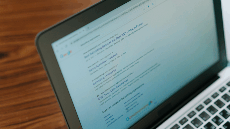 Przestań optymalizować pod słowa kluczowe. Zacznij tworzyć pod query fan-out