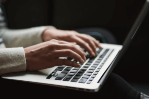 AI Search zmienia e-commerce. 7 najważniejszych wniosków z webinaru ICEA i Dealavo